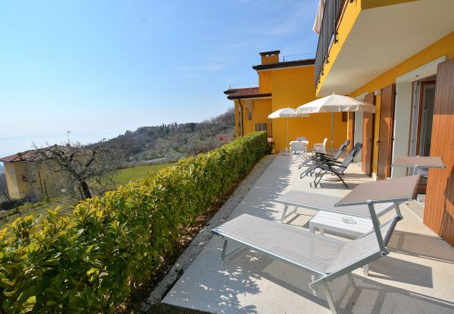 Apartamento en Costermano - Red Apartment in Marciaga di Costermano