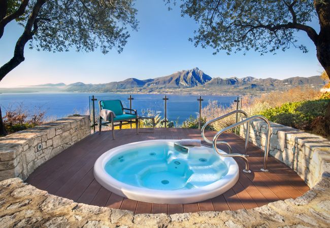 Chalet en Torri del Benaco - Villetta Blue Panorama With Private Jacuzzi