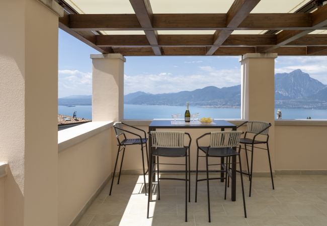 Apartamento en Torri del Benaco - Towerhill Apartment with Roofterrace and shared Po