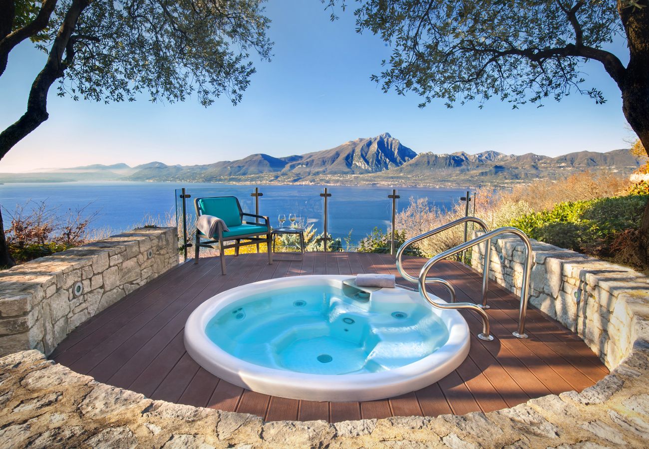 Chalet à Torri del Benaco - Villetta Blue Panorama With Private Jacuzzi