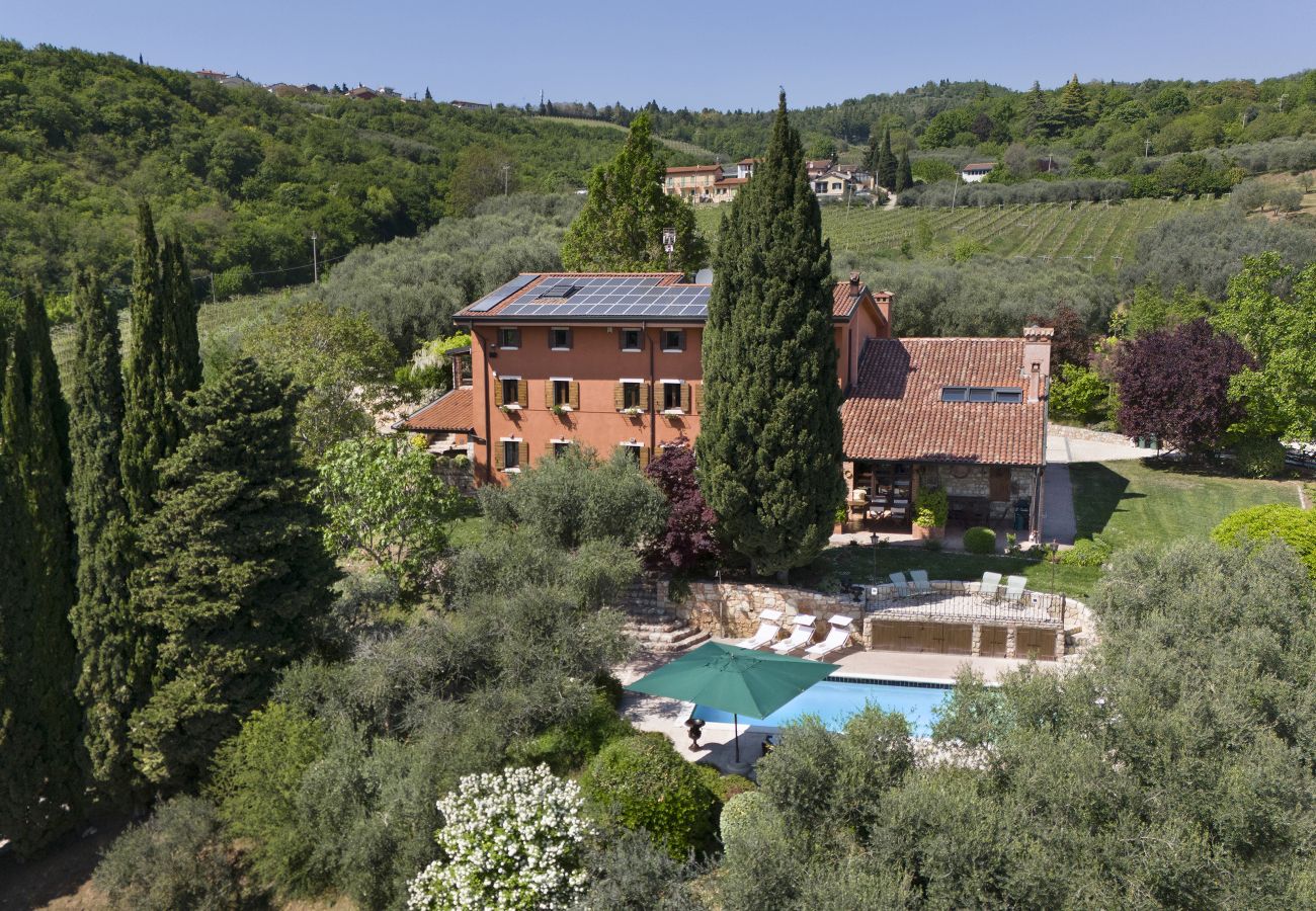 Villa à Mezzane di Sotto - Villa Terrarossa with Pool in the Vineyard