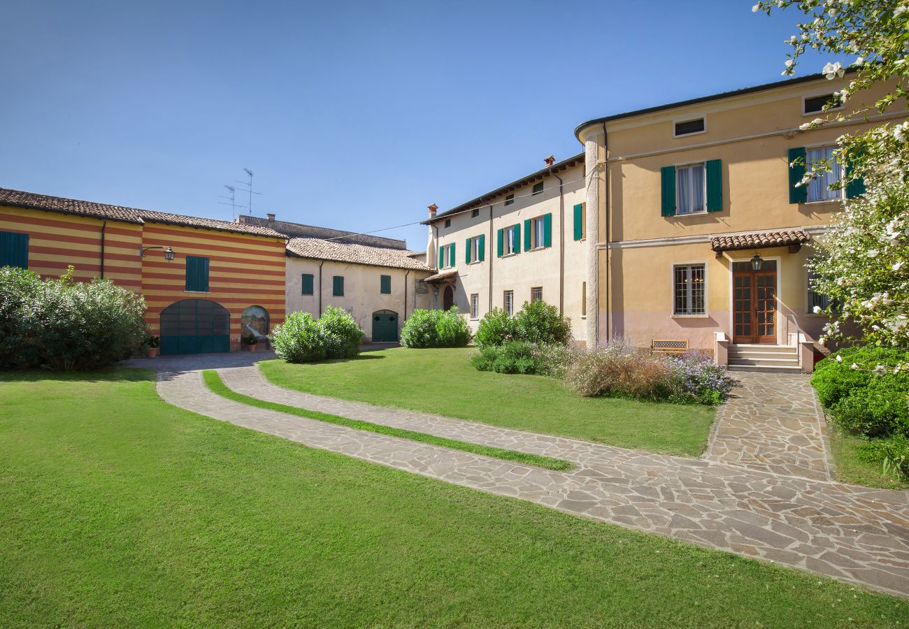 Villa a Volta Mantovana - Villa L'Oleandra with Pool up to 12 People
